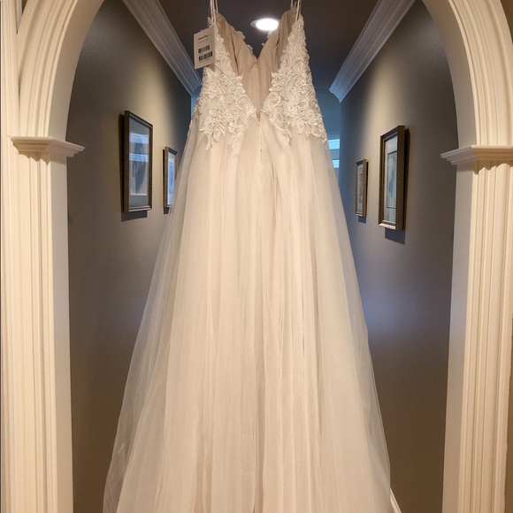Maggie Soterro Marjorie Wedding Dress and veil. Brand new never worn! Size 6 - 8 - Picture 10 of 16